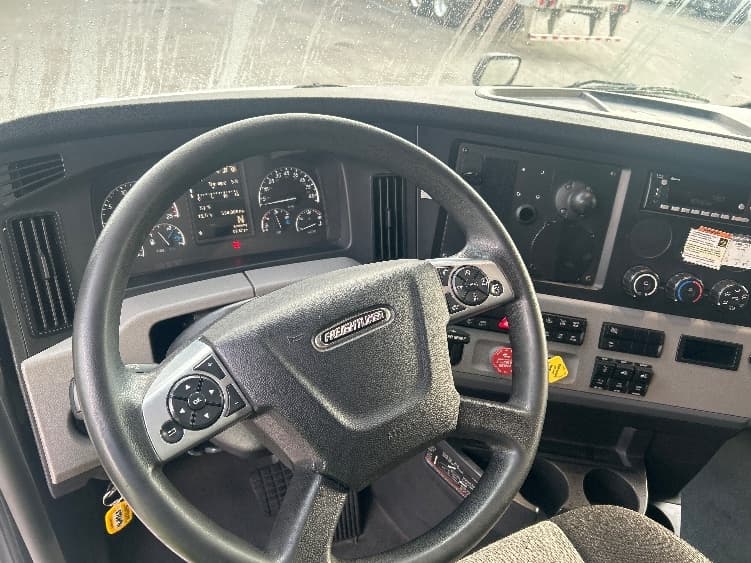 2022 Freightliner Cascadia — photo 10