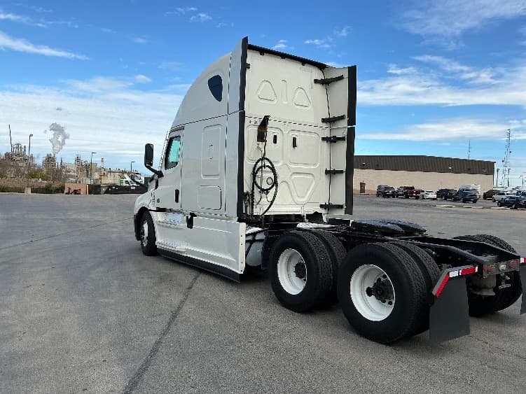 2022 Freightliner Cascadia — photo 5