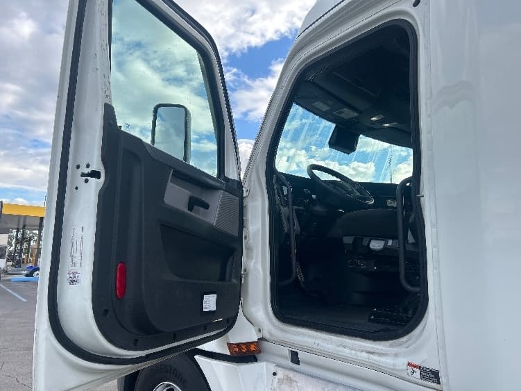 2022 Freightliner Cascadia — photo 9
