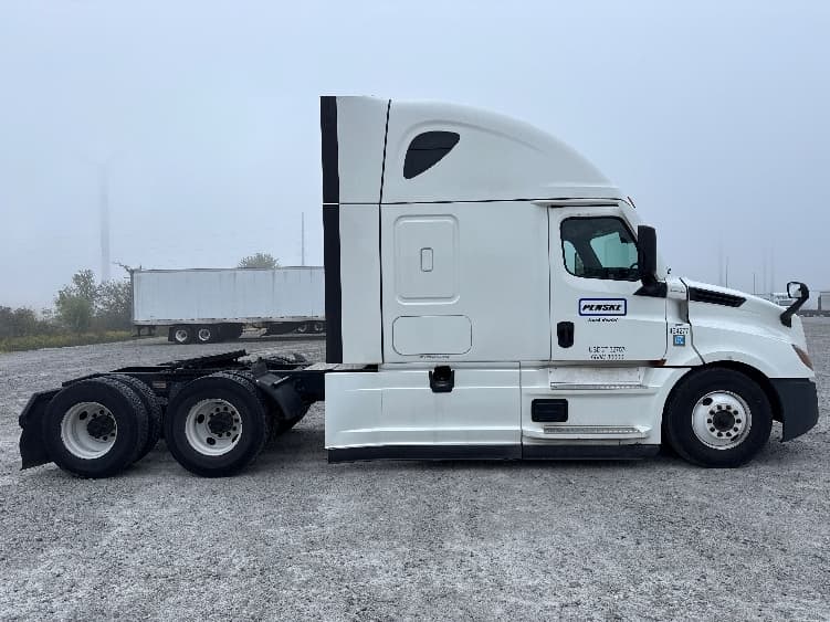 2022 Freightliner Cascadia — photo 8
