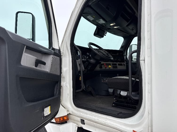 2022 Freightliner Cascadia — photo 9