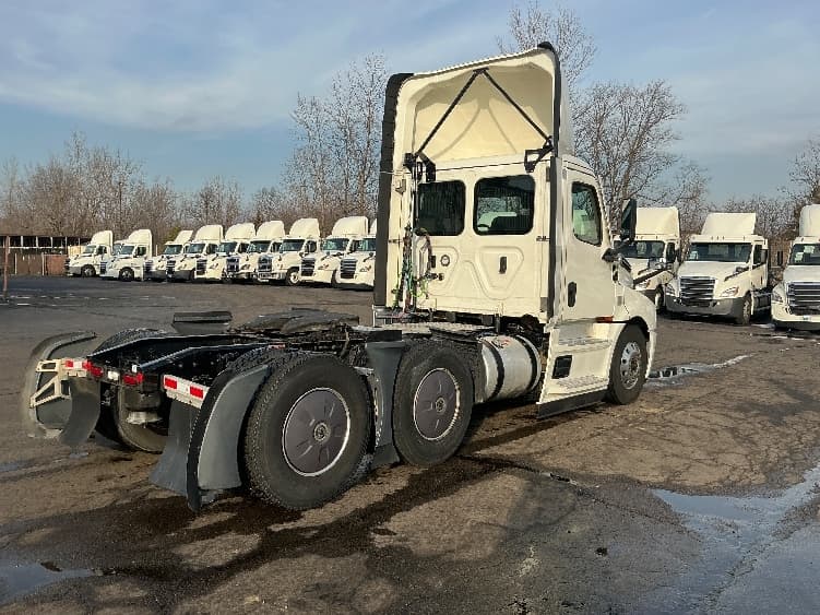 2022 Freightliner Cascadia — photo 7