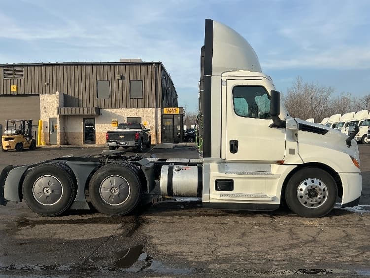 2022 Freightliner Cascadia — photo 8