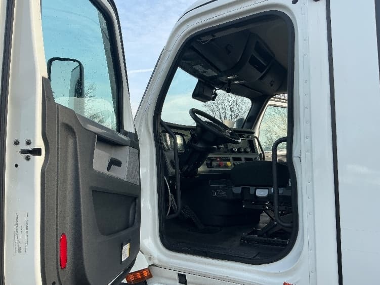 2022 Freightliner Cascadia — photo 9