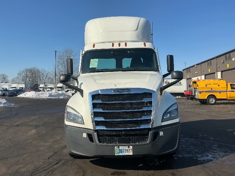 2022 Freightliner Cascadia — photo 2