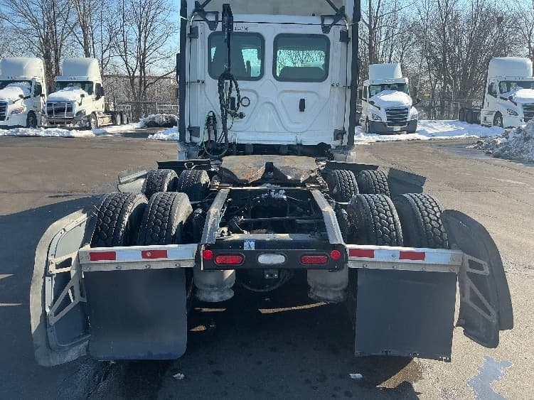2022 Freightliner Cascadia — photo 6