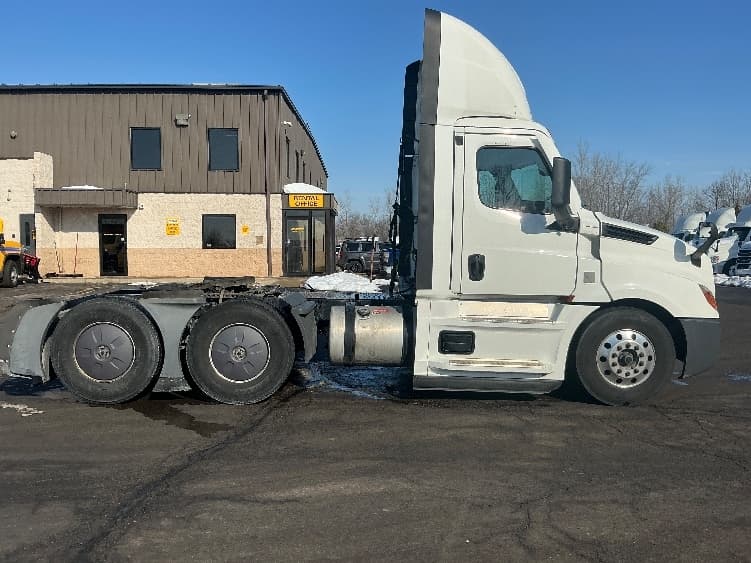 2022 Freightliner Cascadia — photo 8