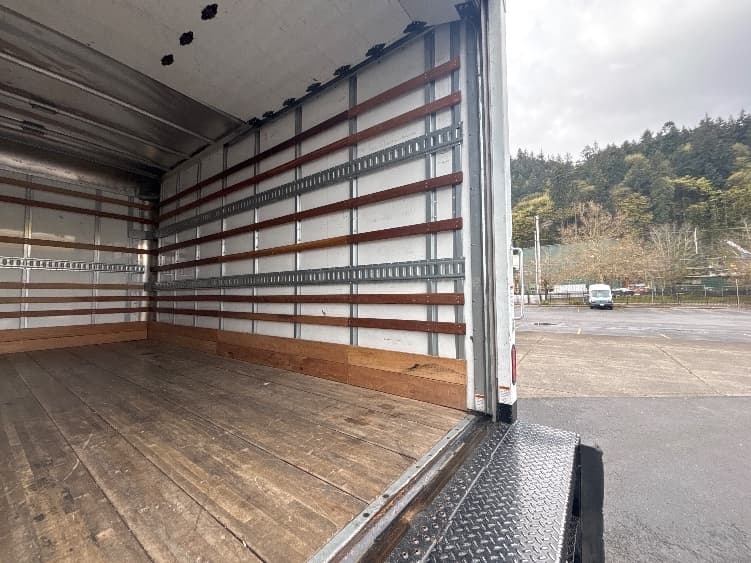 2021 Isuzu — photo 10