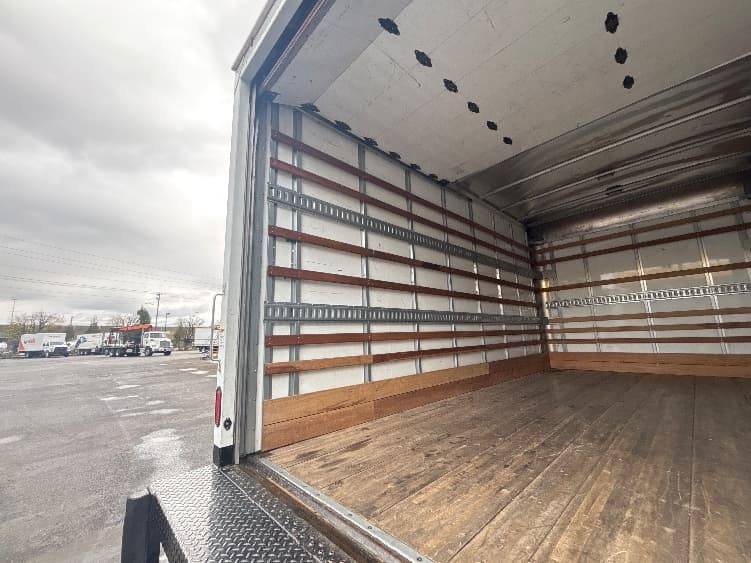 2021 Isuzu — photo 9