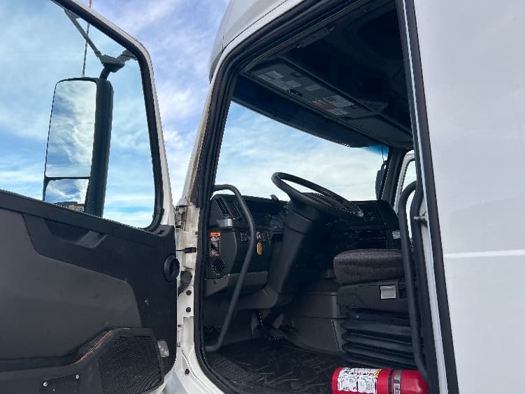 2023 Volvo VNL 760 — photo 9