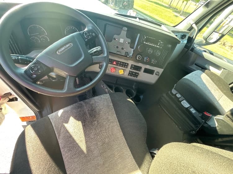 2022 Freightliner Cascadia — photo 10