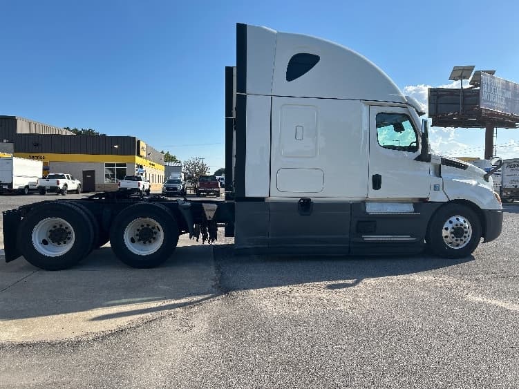 2022 Freightliner Cascadia — photo 8
