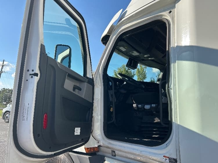 2022 Freightliner Cascadia — photo 9