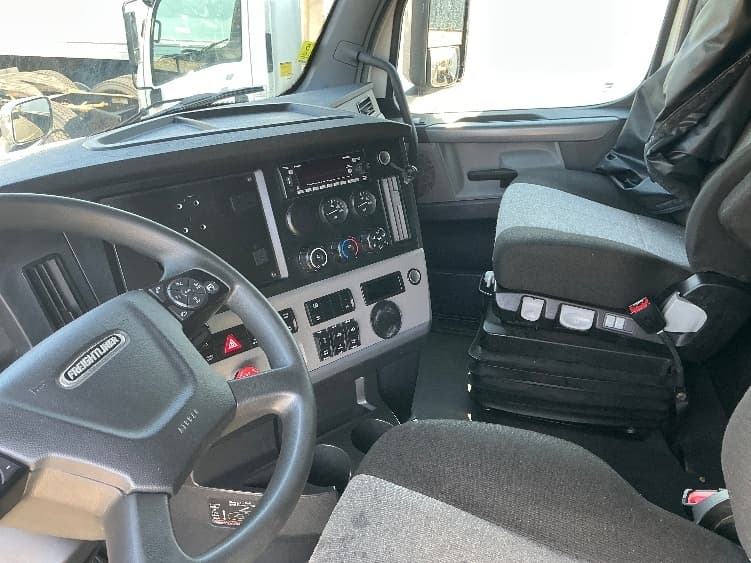 2022 Freightliner Cascadia — photo 10