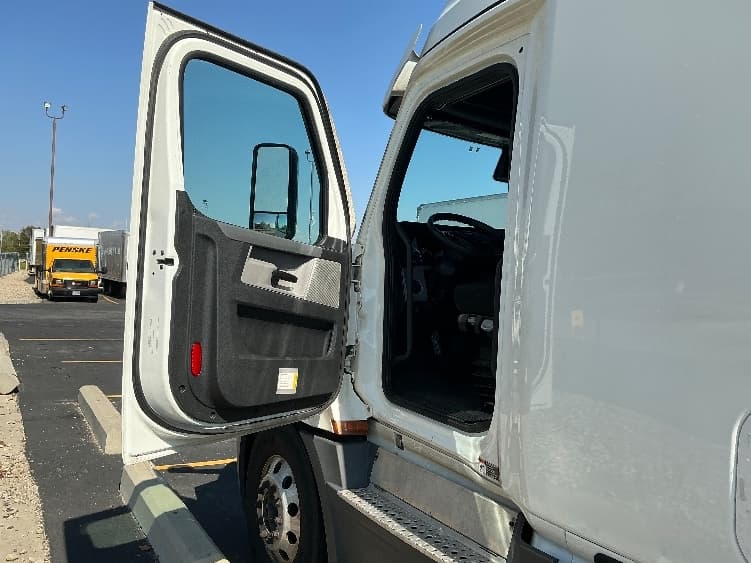 2022 Freightliner Cascadia — photo 9