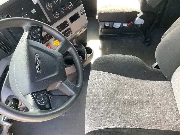 2022 Freightliner Cascadia — photo 10