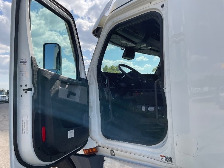 2022 Freightliner Cascadia — photo 9