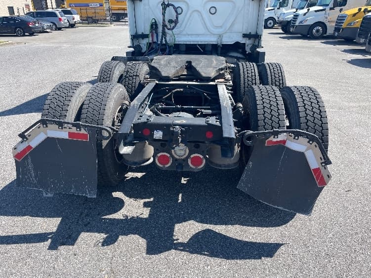 2022 Freightliner Cascadia — photo 6