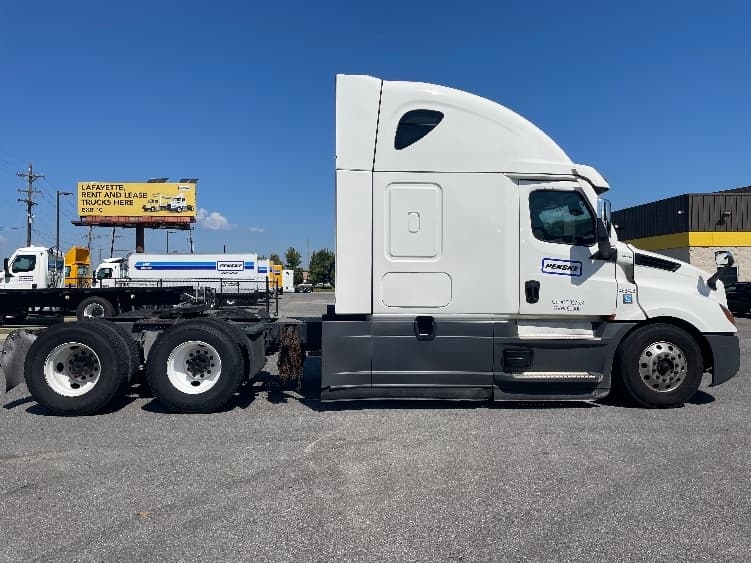 2022 Freightliner Cascadia — photo 8