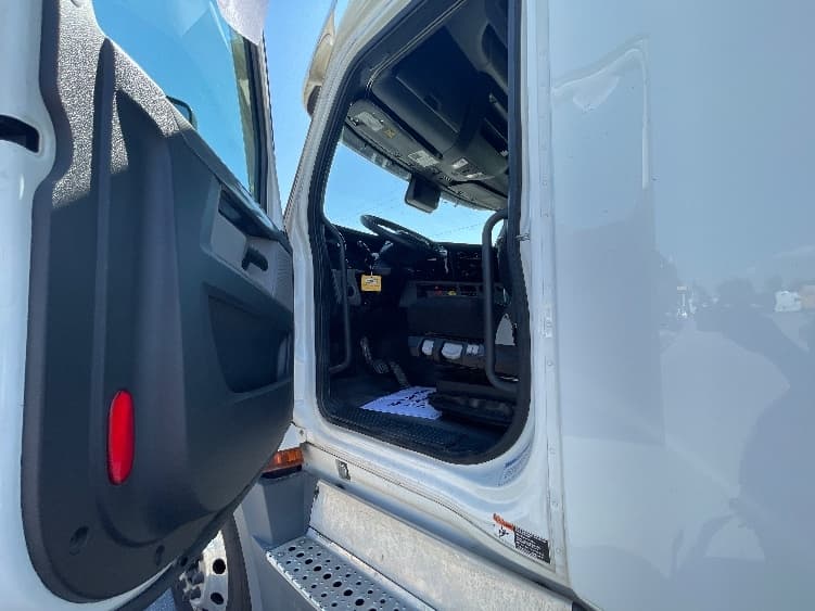 2022 Freightliner Cascadia — photo 9