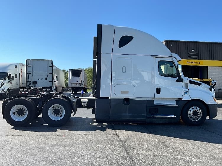 2022 Freightliner Cascadia — photo 8