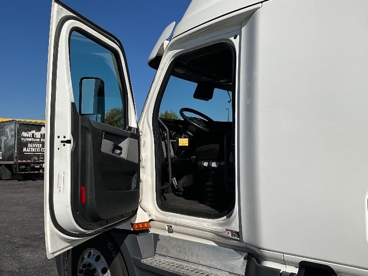 2022 Freightliner Cascadia — photo 9