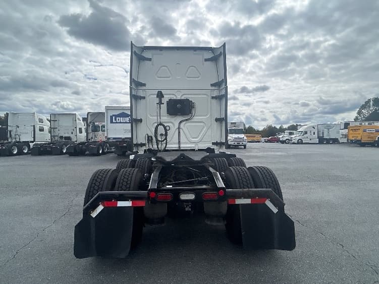 2022 Freightliner Cascadia — photo 6