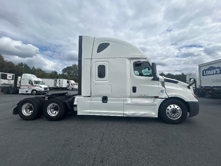 2022 Freightliner Cascadia — photo 8