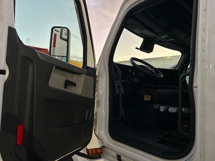 2022 Freightliner Cascadia — photo 9