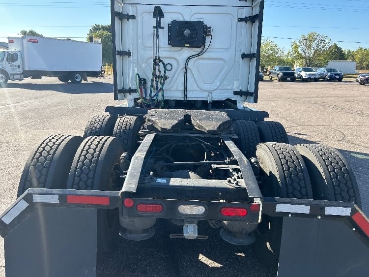 2022 Freightliner Cascadia — photo 6
