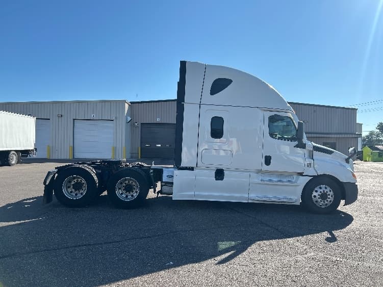2022 Freightliner Cascadia — photo 8