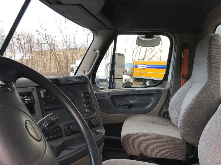 2020 Freightliner Cascadia — photo 10
