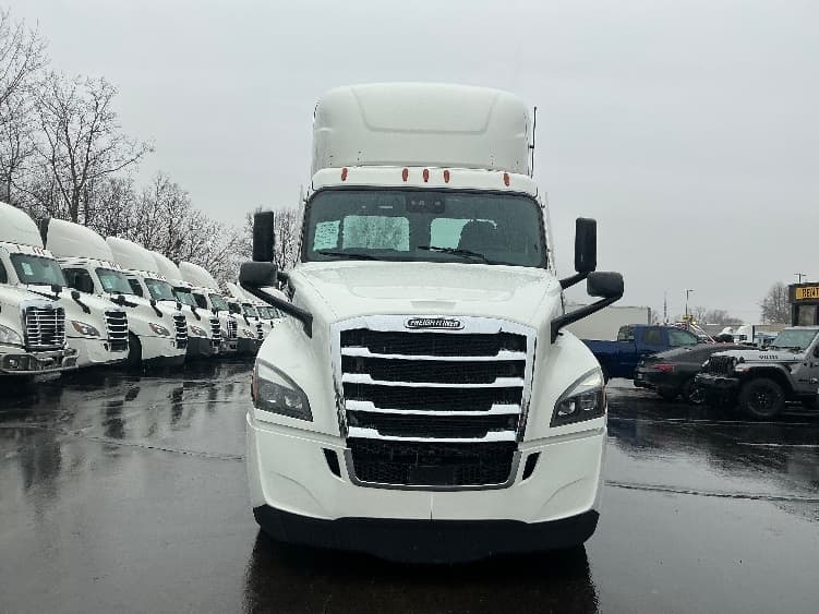 2022 Freightliner Cascadia — photo 2
