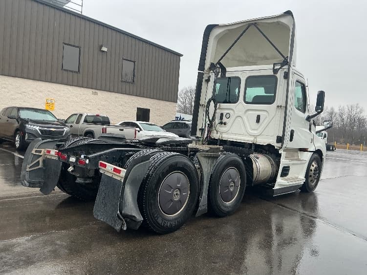 2022 Freightliner Cascadia — photo 7