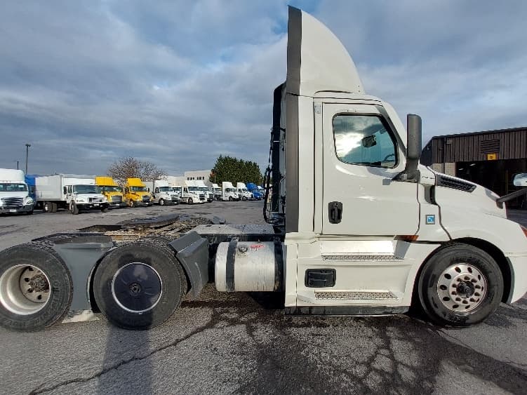 2022 Freightliner Cascadia — photo 8