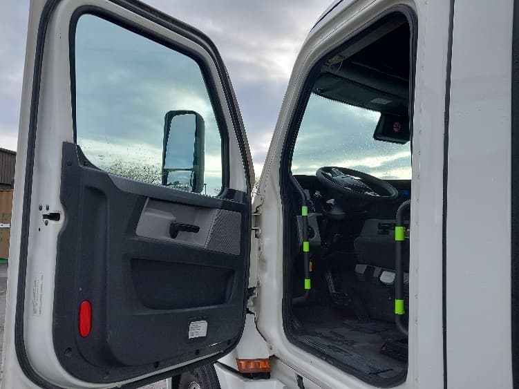 2022 Freightliner Cascadia — photo 9