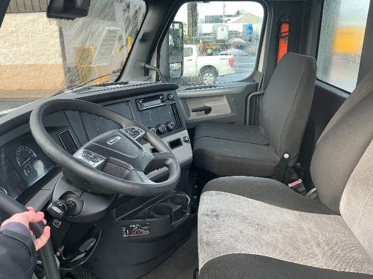 2022 Freightliner Cascadia — photo 10