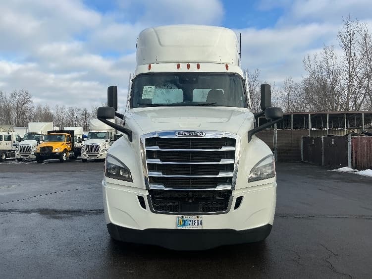 2022 Freightliner Cascadia — photo 2