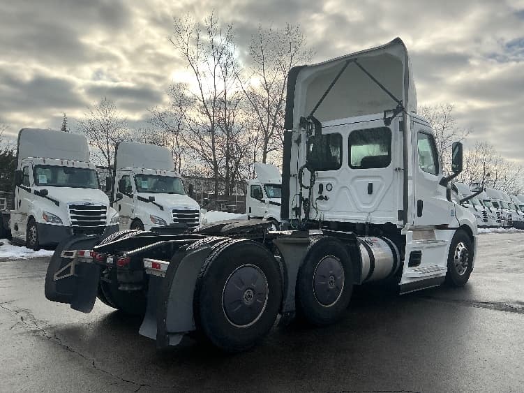 2022 Freightliner Cascadia — photo 7