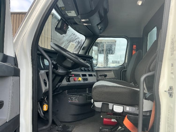 2022 Freightliner Cascadia — photo 9