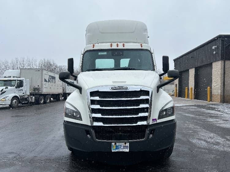 2022 Freightliner Cascadia — photo 2