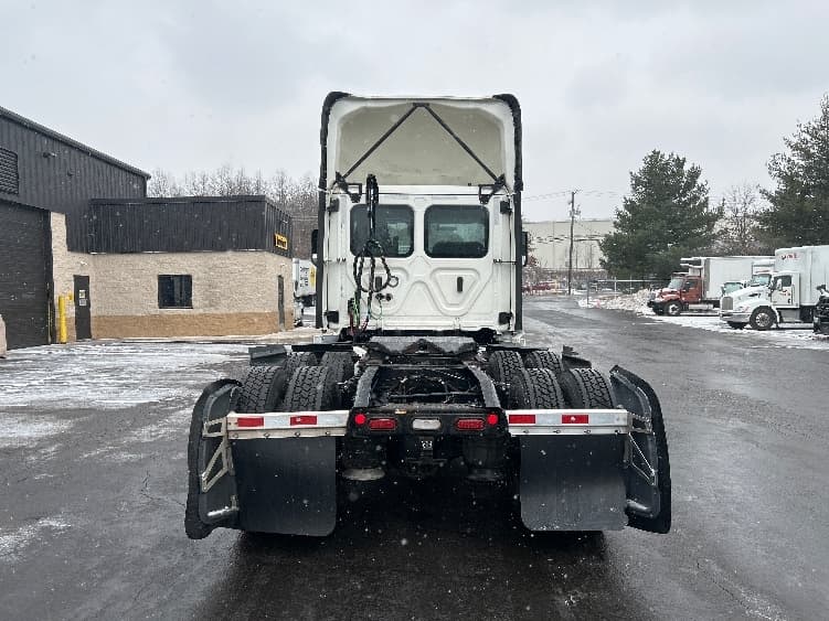 2022 Freightliner Cascadia — photo 6