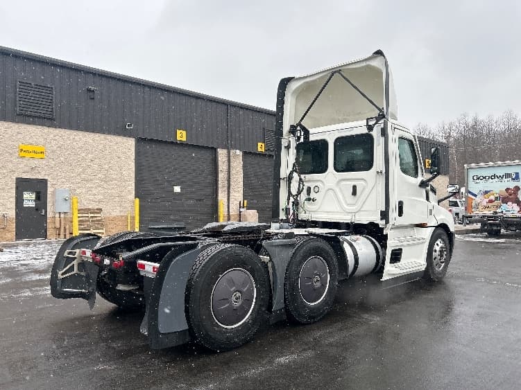 2022 Freightliner Cascadia — photo 7