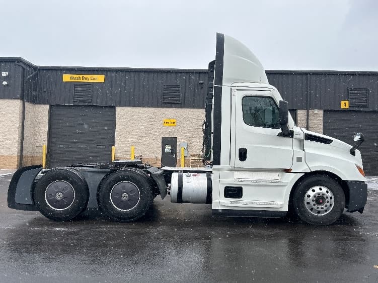 2022 Freightliner Cascadia — photo 8