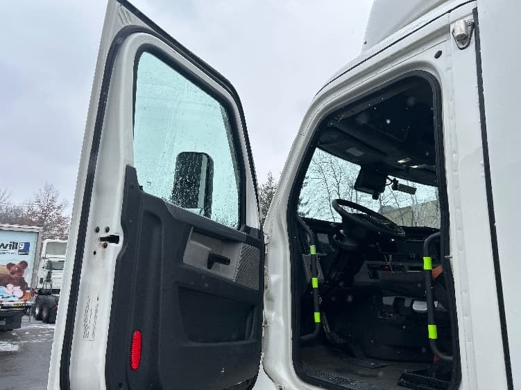2022 Freightliner Cascadia — photo 9