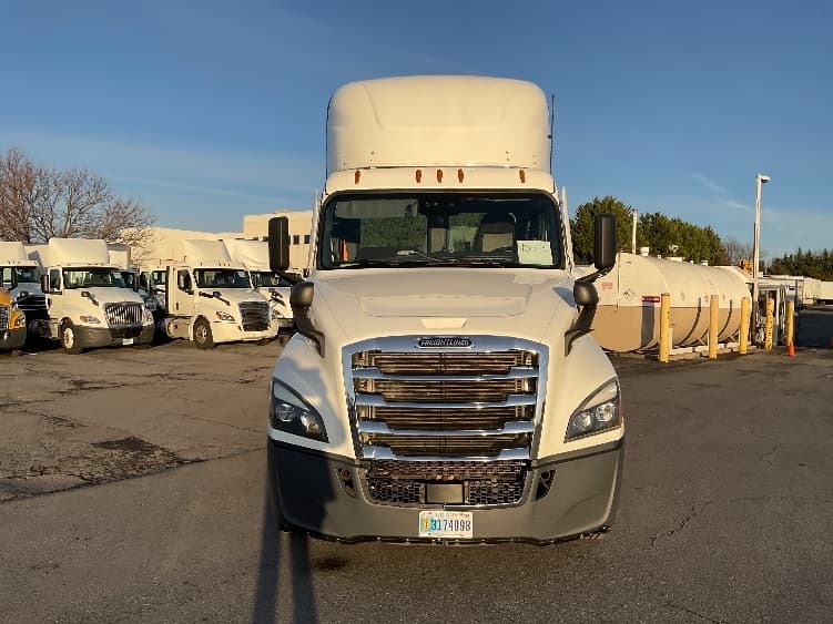 2022 Freightliner Cascadia — photo 2