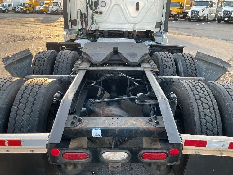 2022 Freightliner Cascadia — photo 6