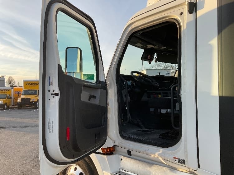 2022 Freightliner Cascadia — photo 9