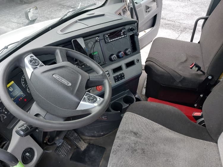 2022 Freightliner Cascadia — photo 10