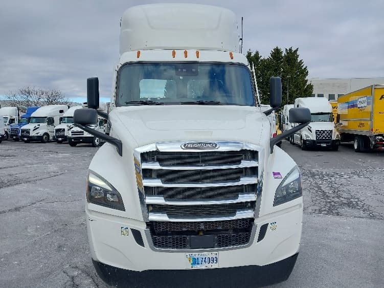 2022 Freightliner Cascadia — photo 2
